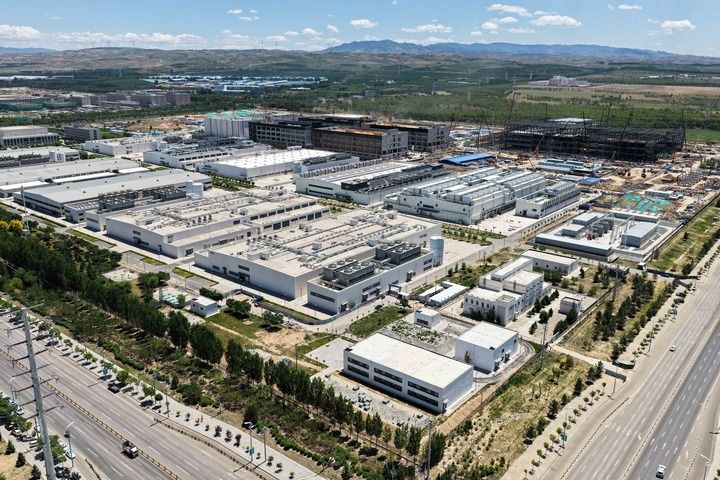 这是2026年6月4日在呼和浩特市和林格尔新区拍摄的中国移动呼和浩特数据中心（无人机照片）。新华社记者 李志鹏摄